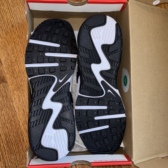 Nike Air Max White and Black Athletic Shoes men’s size 8.5 SHIP SAME DAY - Picture 3 of 4